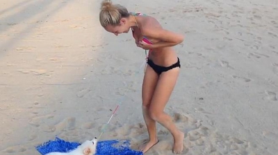 Blonda de 18 ani se juca pe plajă.Câinele a tras de şnurul sutienului.A rămas topless. Băieţii au...