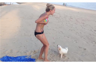 Blonda de 18 ani se juca pe plajă.Câinele a tras de şnurul sutienului.A rămas topless. Băieţii au...