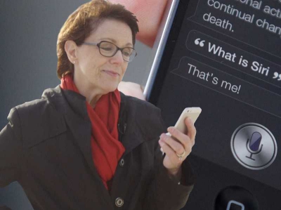 Cum arată femeia care dă vocea aplicaţiei Siri, de pe Iphone. Surpriză!