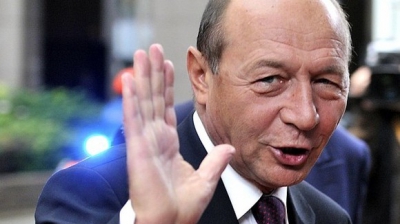 Traian Băsescu, la scăldat în piscină, alături de nepoţi