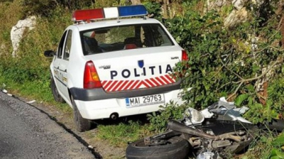 Poliţistul îi face semn să-l depăşească, după care începe să-l urmărească. Filmul accidentului 