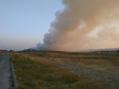 Incendiu puternic la groapa de gunoi din Bacău. Zeci de pompieri acționează