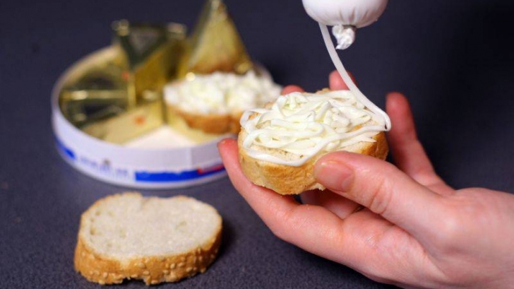 Protecţia Consumatorului spune că brânza topită conţine foarte multă sare.
