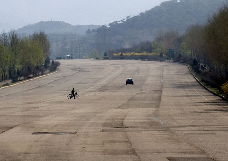 Autostrăzi incredibile, toate goale şi nefolosite. Coreea de Nord, drumuri cum România doar visează