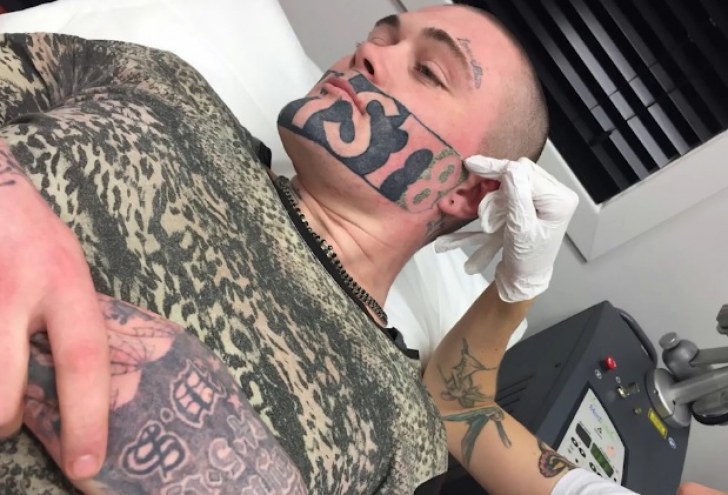 S-a trezit în închisoare cu un imens tatuaj permanent pe faţă. Ce scrie pe chipul lui e INCREDIBIL