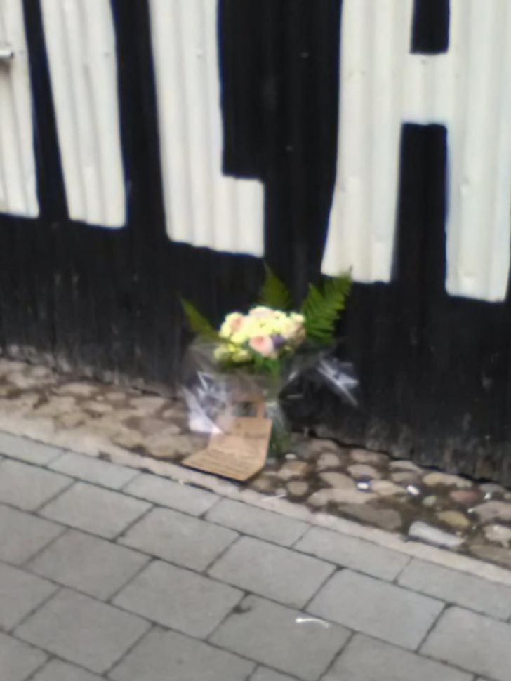 A găsit pe stradă un buchet de flori SUPERB. Când a aflat ce înseamnă a rămas MASCĂ!