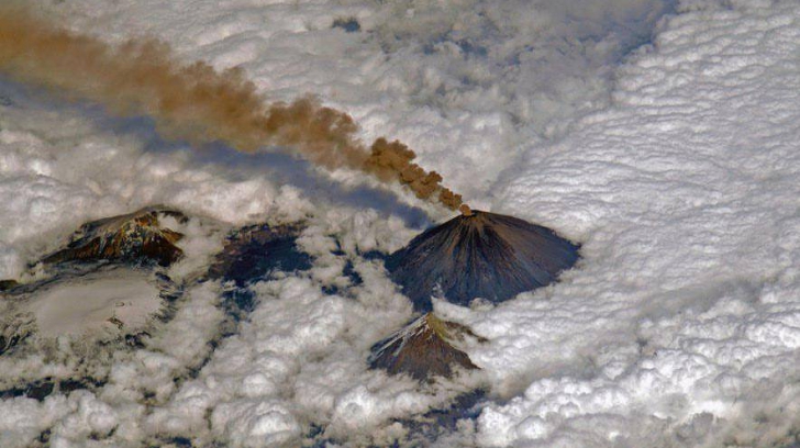 Un vulcan din Extremul Orient a erupt violent. Imaginea zilei, de deasupra norilor