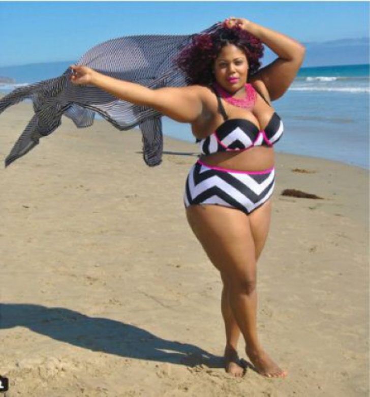Ce se întâmplă când doamnele supraponderale îşi aleg costume de baie minuscule. Cum arată pe plajă