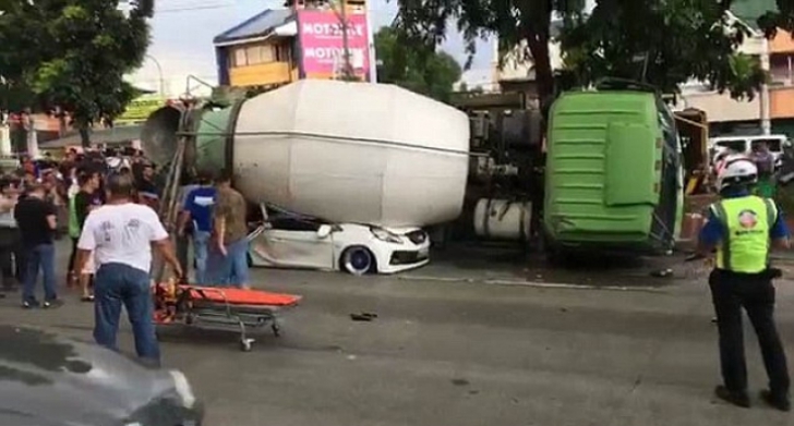 Accident îngrozitor: Trei copii, părinții lor și câinele familiei, zdrobiți de o betonieră 