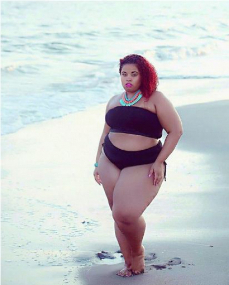 Ce se întâmplă când doamnele supraponderale îşi aleg costume de baie minuscule. Cum arată pe plajă