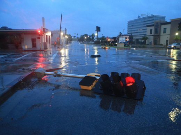 Uraganul Harvey, primul bilanţ: cel puţin cinci morţi, zeci de răniţi. Imaginile DEZASTRULUI