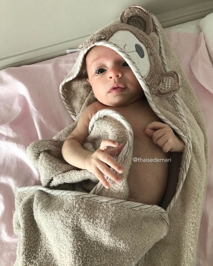 Cel mai tare selfie din maternitate? Bebeluşul s-a născut RÂZÂND