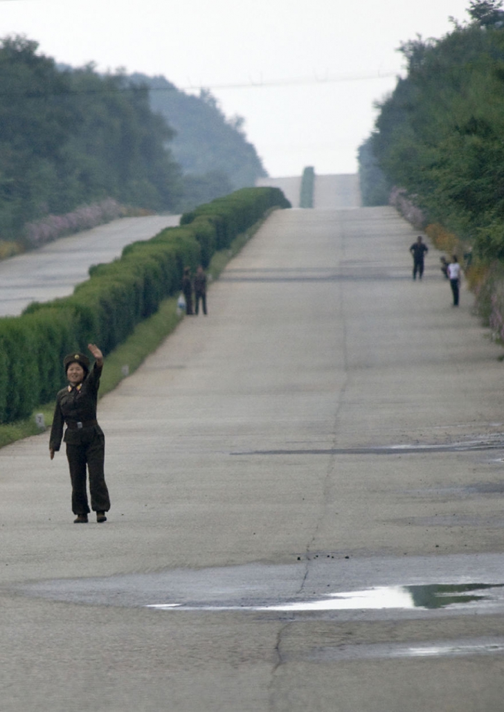 Cum arată autostrăzile din Coreea de Nord. Parcă ar fi piste de aeroport, dar decorul e deplorabil