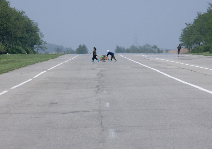 Cum arată autostrăzile din Coreea de Nord. Parcă ar fi piste de aeroport, dar decorul e deplorabil