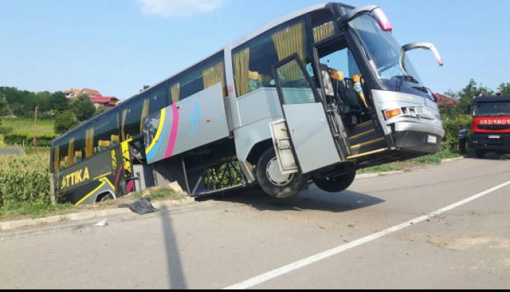 Accident cumplit în Tulcea: Un autocar cu aproape 40 de persoane la bord s-a răsturnat