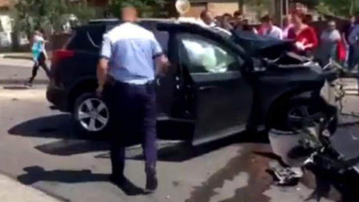 VIDEO. Impact violent între un autotren şi un autoturism. O femeie a rămas încarcerată