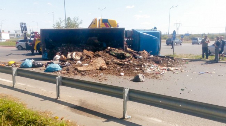 Un camion plin de gunoi s-a răsturnat într-un sens giratoriu, la Oradea