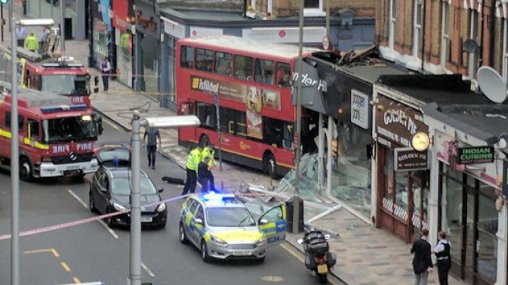 Accident în Londra! Un autobuz supraetajat a intrat într-o clădire 