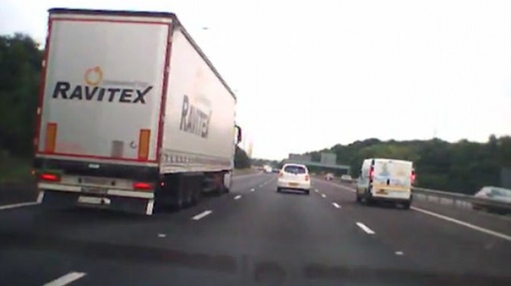 Accident grav în Marea Britanie. Un român, şofer de TIR, loveşte o maşină pe autostradă