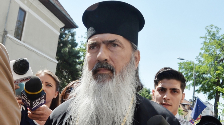 IPS Teodosie, Arhiepiscopul Tomisului, se crucește după ce s-a spovedit la DNA