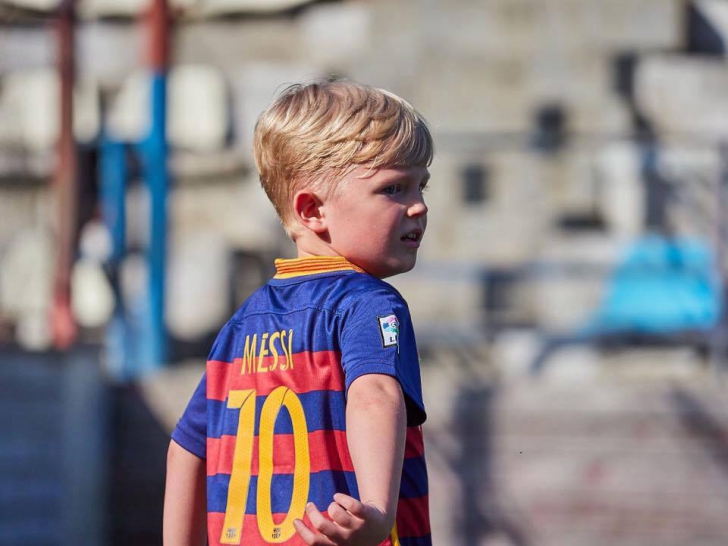 Vă mai amintiţi de Iulian Apostol, fost la Steaua? Fiul lui are 7 ani şi visează să bată Barcelona