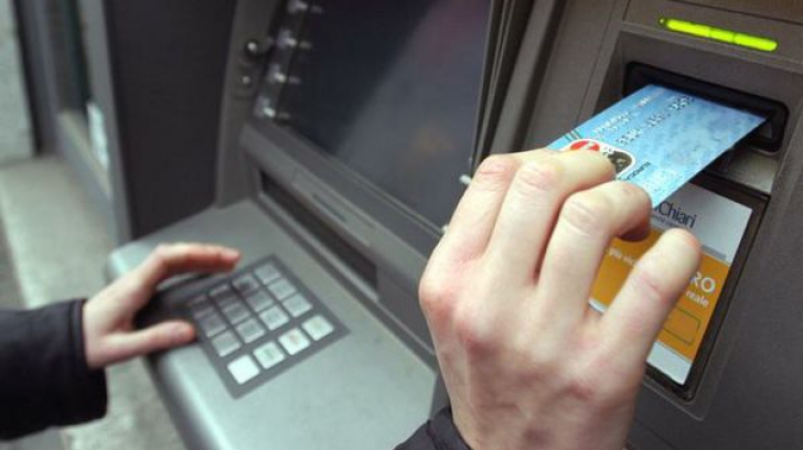 VIDEO. Bancomatul a afişat mesajul FONDURI INSUFICIENTE. Ce s-a întâmplat când a intrat în bancă