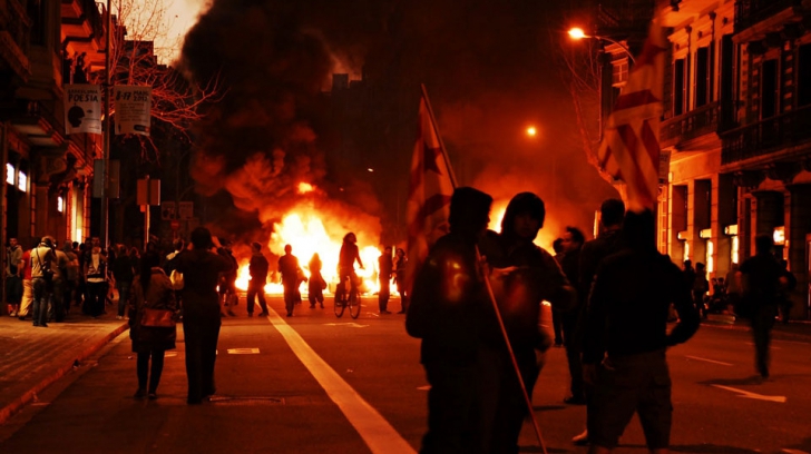 Revoltă la Barcelona. Lumea a ieşit pe străzi şi a început să dea foc!