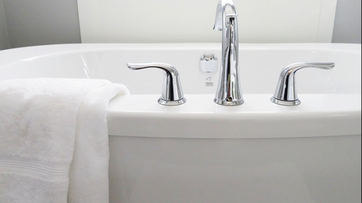 Greșeala pe care sigur o faci când speli rufe. Cum se curăță, de fapt, prosoapele