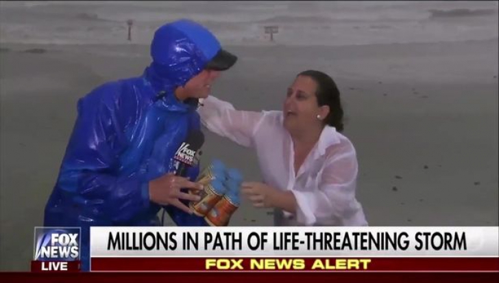 Ce a pățit acest reporter în timpul uraganului din Texas. Toți telespectatorii au râs