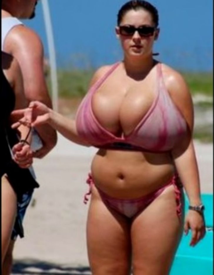 Ea este femeia cu cei mai mari sâni de la plajă. Şi-a făcut costumul de baie pe comandă