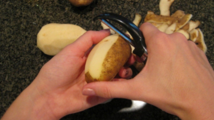 A tocat un cartof şi l-a pus într-un borcan, apoi a turnat oţet. Rezultatul, neaşteptat!