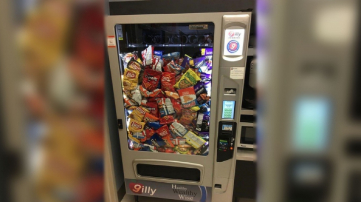 A vrut să cumpere ceva de la un automat şi au căzut toate produsele. Imaginea virală!