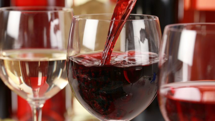 Cum răceşti un pahar de vin, fără să-l diluezi cu gheaţă. Trucul de care sigur nu știai