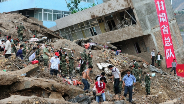 Zeci de MORȚI în China în urma unor alunecări de teren. Oamenii sunt disperați