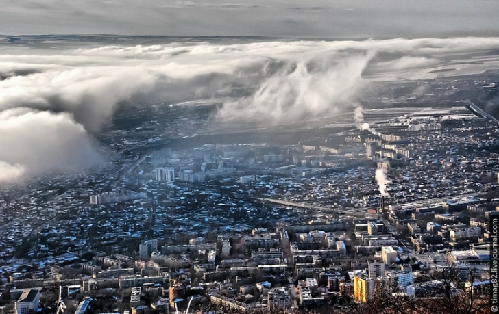 Fenomen tulburător. Au ajuns la marginea orașului și au văzut cum este ”înghițit” - FOTO FANTASTIC