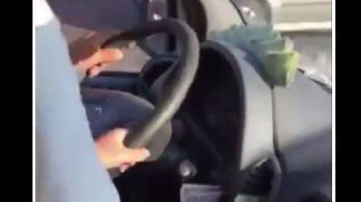 SCANDALOS: şoferul unui microbuz învaţă un copil să conducă cu maşina plină de călători