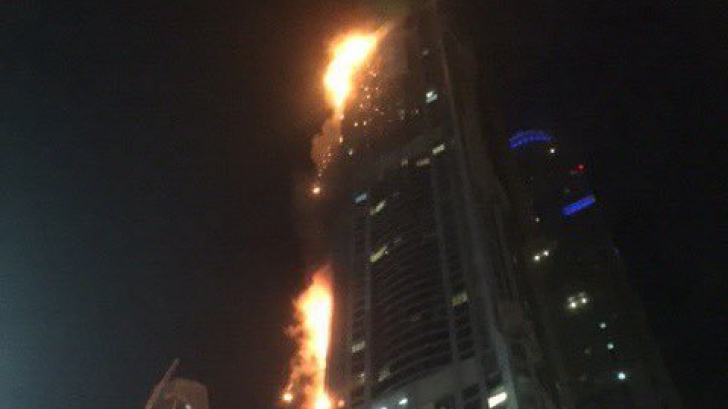 Un incendiu masiv a cuprins unul dintre zgârie norii din Dubai
