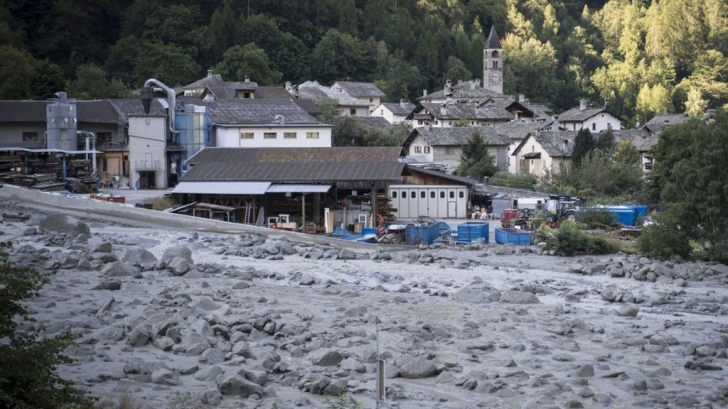 VIDEO. Opt persoane dispărute în Elveţia, în urma unei alunecări de teren