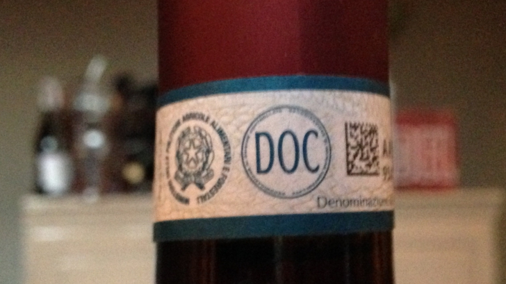 Cum trebuie să alegi vinul, în funcție de eticheta sticlei. Ce înseamnă ”DOC”, ”AOC” sau ”AVA”