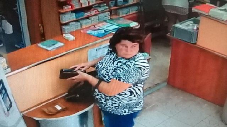 Femeia a furat portofelul unei cliente.