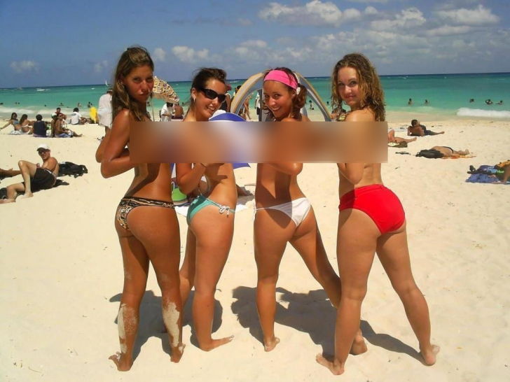 Studentele sexy au mers pe plajă la nudişti şi s-au dezbrăcat de costumele de baie