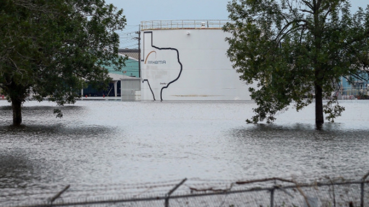 Explozii puternice la o uzină chimică devastată de uragan în Texas