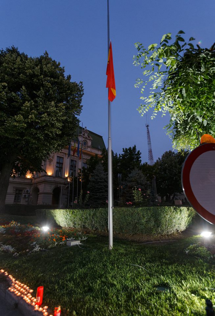 Drapelul Spaniei, arborat în faţa Primăriei Iaşi
