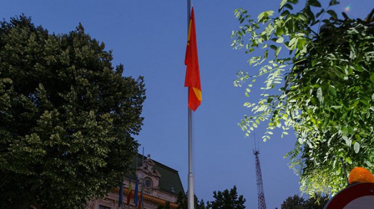 Drapelul Spaniei, arborat în faţa Primăriei Iaşi