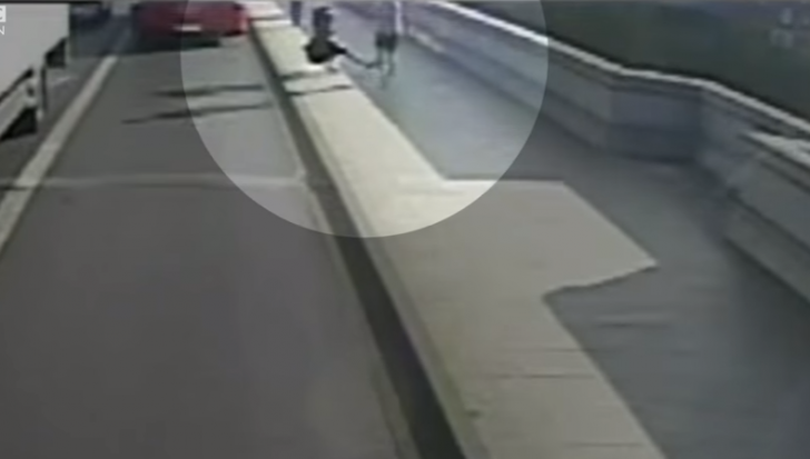 Video șocant! Femeie împinsă cu brutalitate în fața unui autobuz