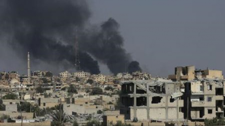 Civilii din Raqqa, victimele loviturilor aeriene împotriva Statului Islamic: 29 de morți