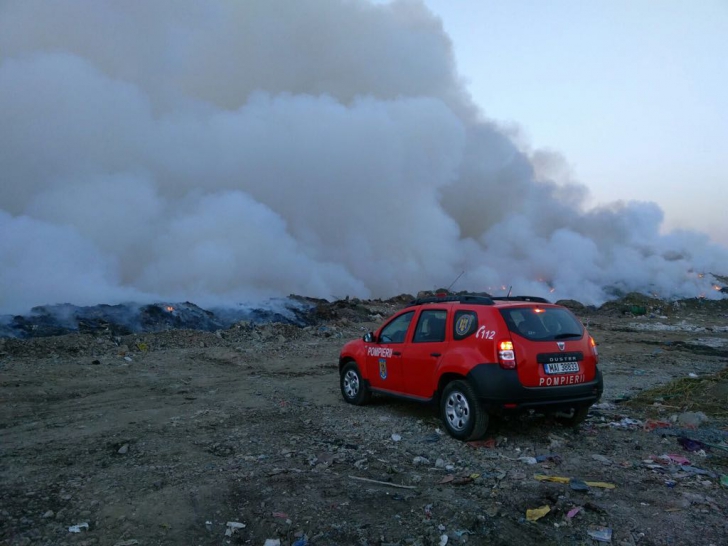Incendiu puternic la groapa de gunoi din Bacău. Zeci de pompieri acționează