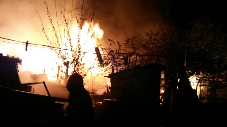 Incendiu puternic în Teleorman. Pompierii s-au luptat cinci ore cu flăcările