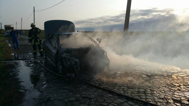 Incendiu pe o șosea din Timiș. O mașină a fost cuprinsă de flăcări în mers