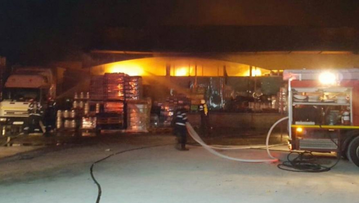 Imagini cumplite. Incendiu la un depozit de băuturi din Slatina
